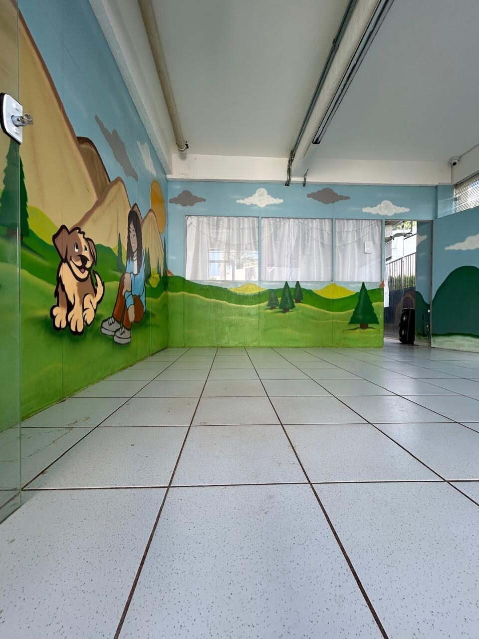 Área coberta — espaço fechado para dias de chuva