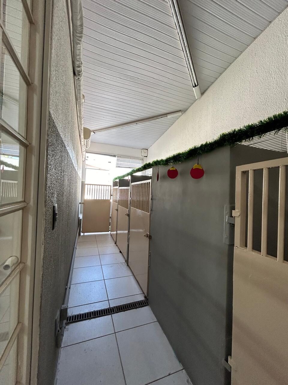 Quarto climatizado — suíte individual usada no descanso